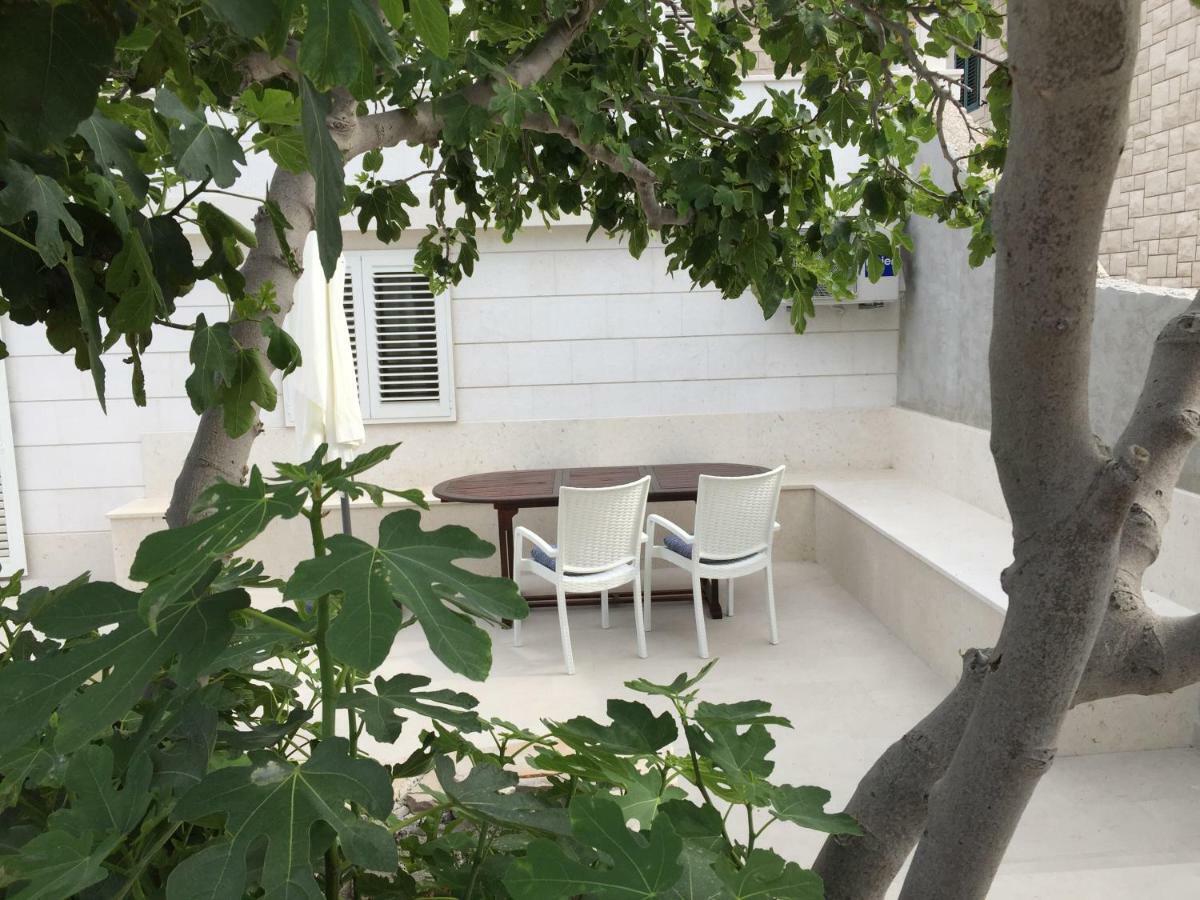 Fig Tree Apartment Povlja  Exterior photo